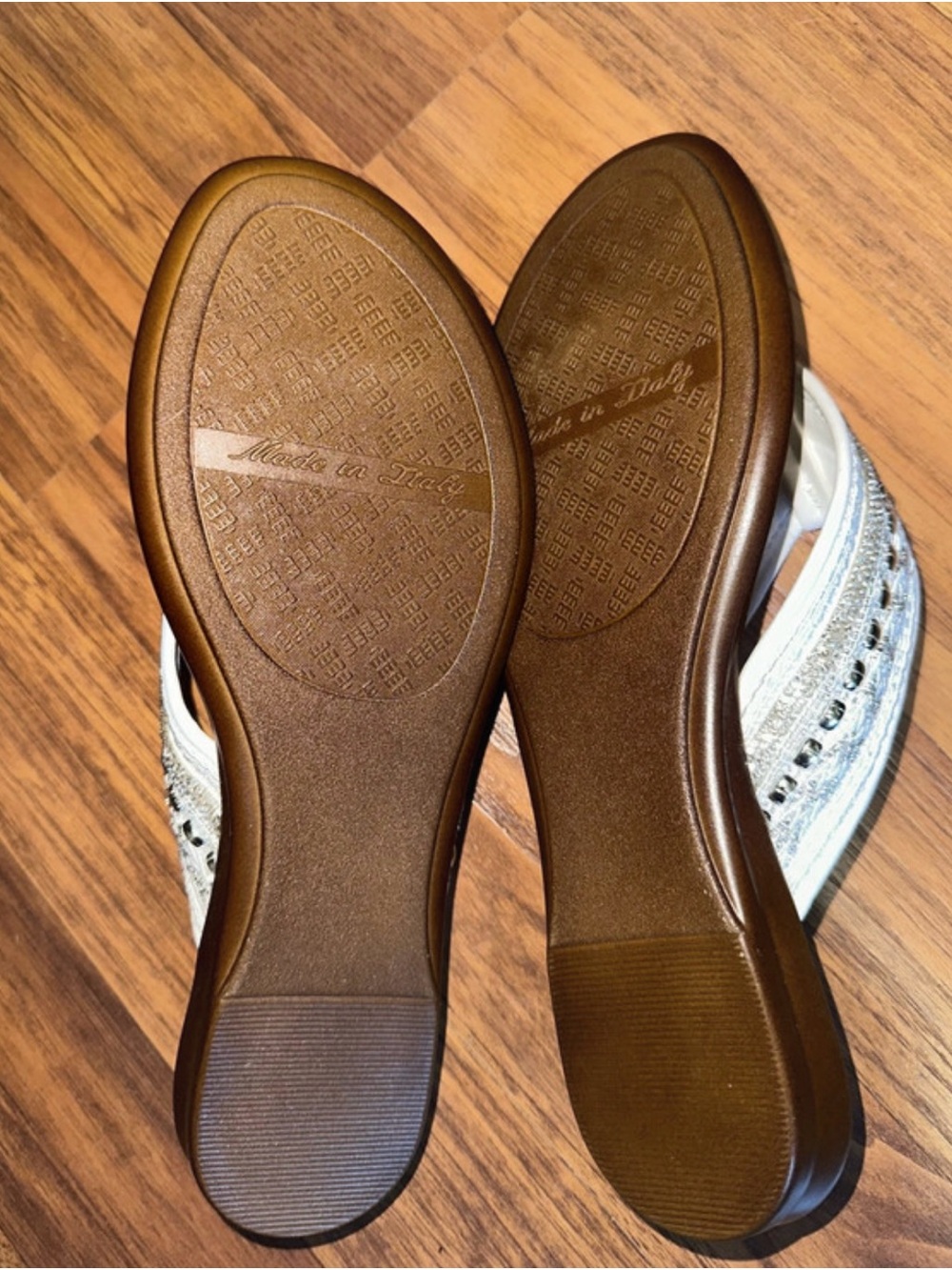 Italian Shoemakers White Embellished Thong Sandals new size 7 - Picture 2 of 3